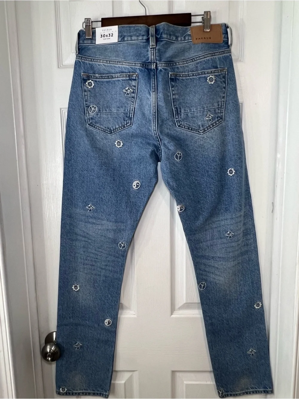 PacSun Medium Blue Embroidered Motif Jeans Slim Taper Size 30x32 NWT .